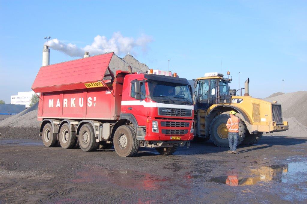 Een mooie klus. Markus heeft opdracht voor transport 120.000 ton AEC-bodemas naar NV Afvalzorg vanaf AEB A'dam.