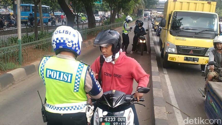 detikcom's tweet photo. 274 Penerobos Busway Dikenakan Tilang Biru dengan Denda Rp 500 Ribu https://t.co/BxddTuzyGd https://t.co/P17AM0tUuh