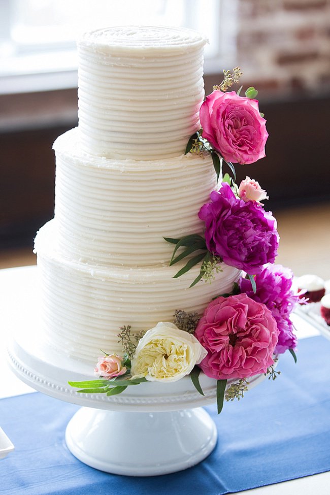 Berry beautiful! Don't miss this gorgeous #CharlestonWedding on the blog! bit.ly/25SXKir