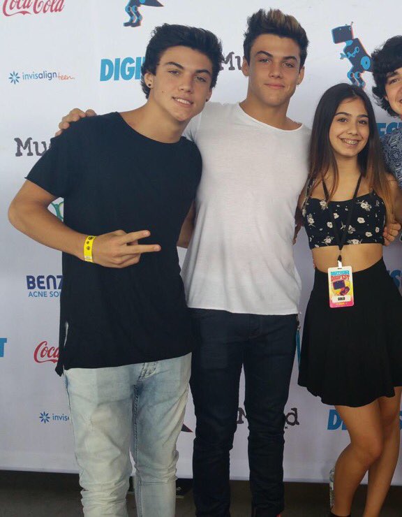 kmgdancer101's tweet photo. @GraysonDolan @EthanDolan today is 1 year since I met you guys 💗I miss you both so much 💖 https://t.co/vUn0N0lZTi