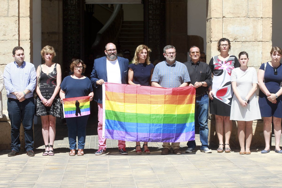 Condemnem la massacre d'Orlando, mostrem el condol per les víctimes i rebutgem qualsevol acte homofòbic #LoveIsLove