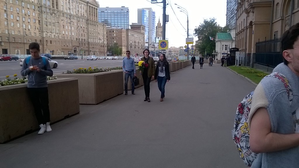 Любовь побеждает: аресты за цветы под посольством США в Москве (ФОТО) Фото 1