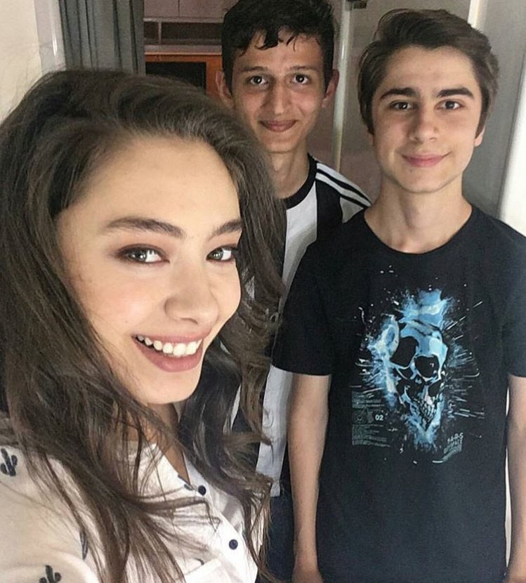 Get Neslihan Atagül Kara Sevda Elbiseleri Pictures