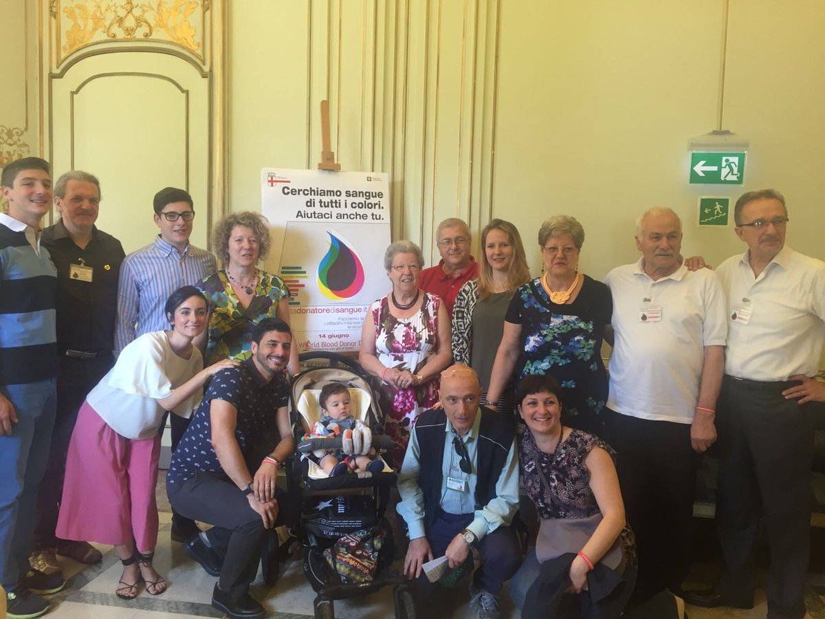 #WorldBloodDonorDay 2016 <a href="/ComuneMI/">Comune di Milano</a> <a href="/ADSINT/">Adsint Milano</a> premia la #famiglia più numerosa di #donatoridisangue con <a href="/pfmajorino/">Pierfrancesco Majorino</a>