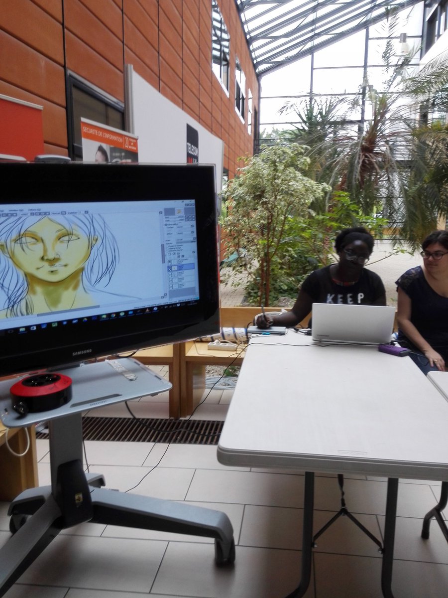 bdatelecomlille's tweet photo. La semaine des arts commence en beauté à @TelecomLille ac atelier tablette graphique, origami et dessin collaboratif https://t.co/KGpqHuCDcw