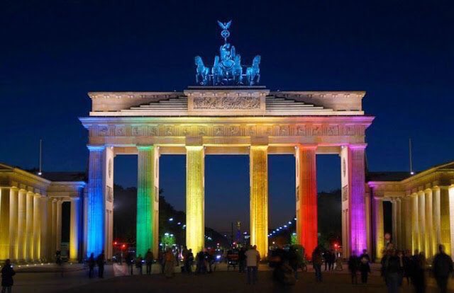 scotthoying's tweet photo. Love this so much. United we stand. #Loveislove https://t.co/uasZZ0YwFM