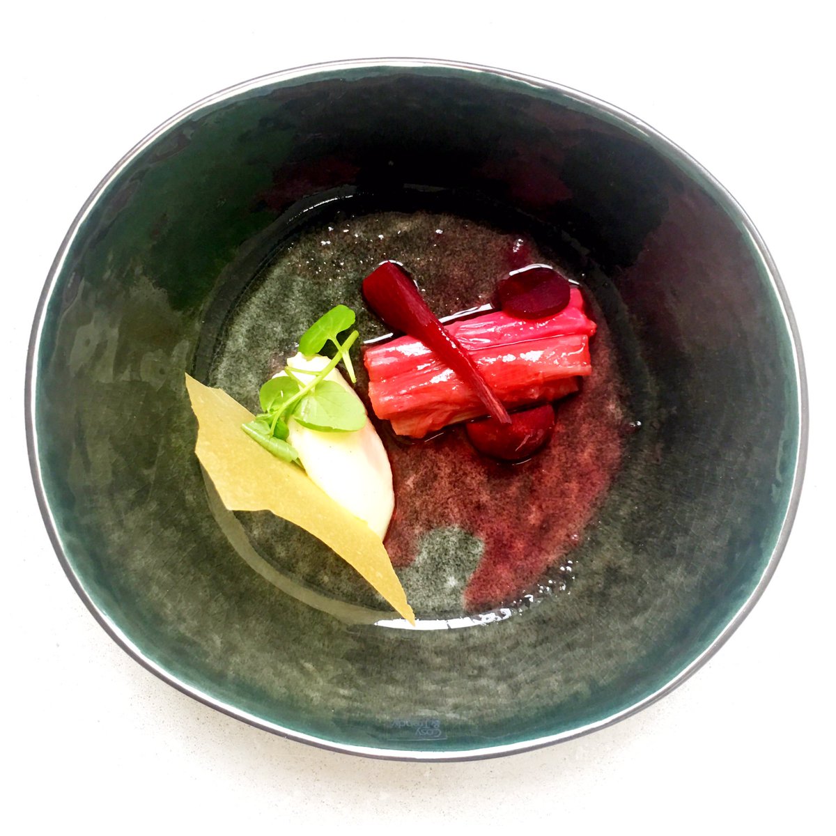 DutchCuisine's tweet photo. Het dessert van @Diekhuus 'rabarber, klaproos, aardappel en rode biet' #dutchcuisine https://t.co/YAcr49kH01