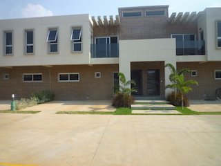 infinitibienes's tweet photo. Se vende TH en el Parral, conjunto cerrado , vigilancia las 24 horas, acabados de lujo. Consulte 0424-4550075 https://t.co/mWC3l9Rp7v