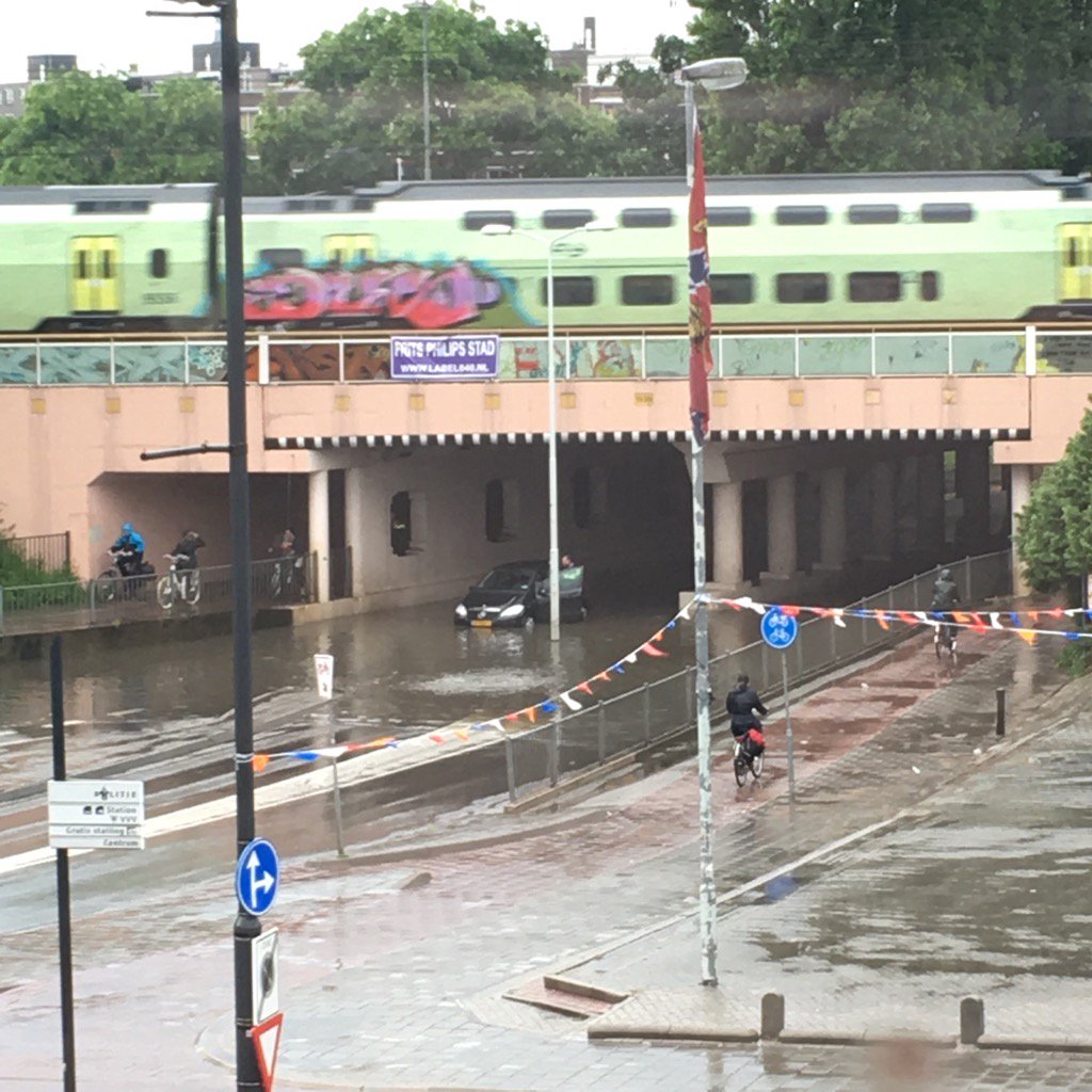 Tunnel staat weer eens blank #040 #eindhoven #regen #elisabethtunnel #vonderweg