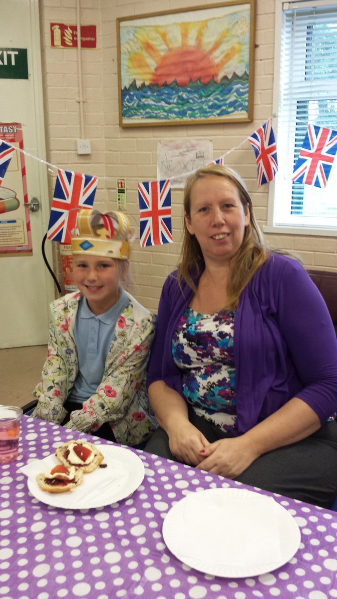 asdawashington's tweet photo. @cllrdianne enjoying tea and cakes at Sulgrave for Queens tea party https://t.co/yhfKTYnDPH