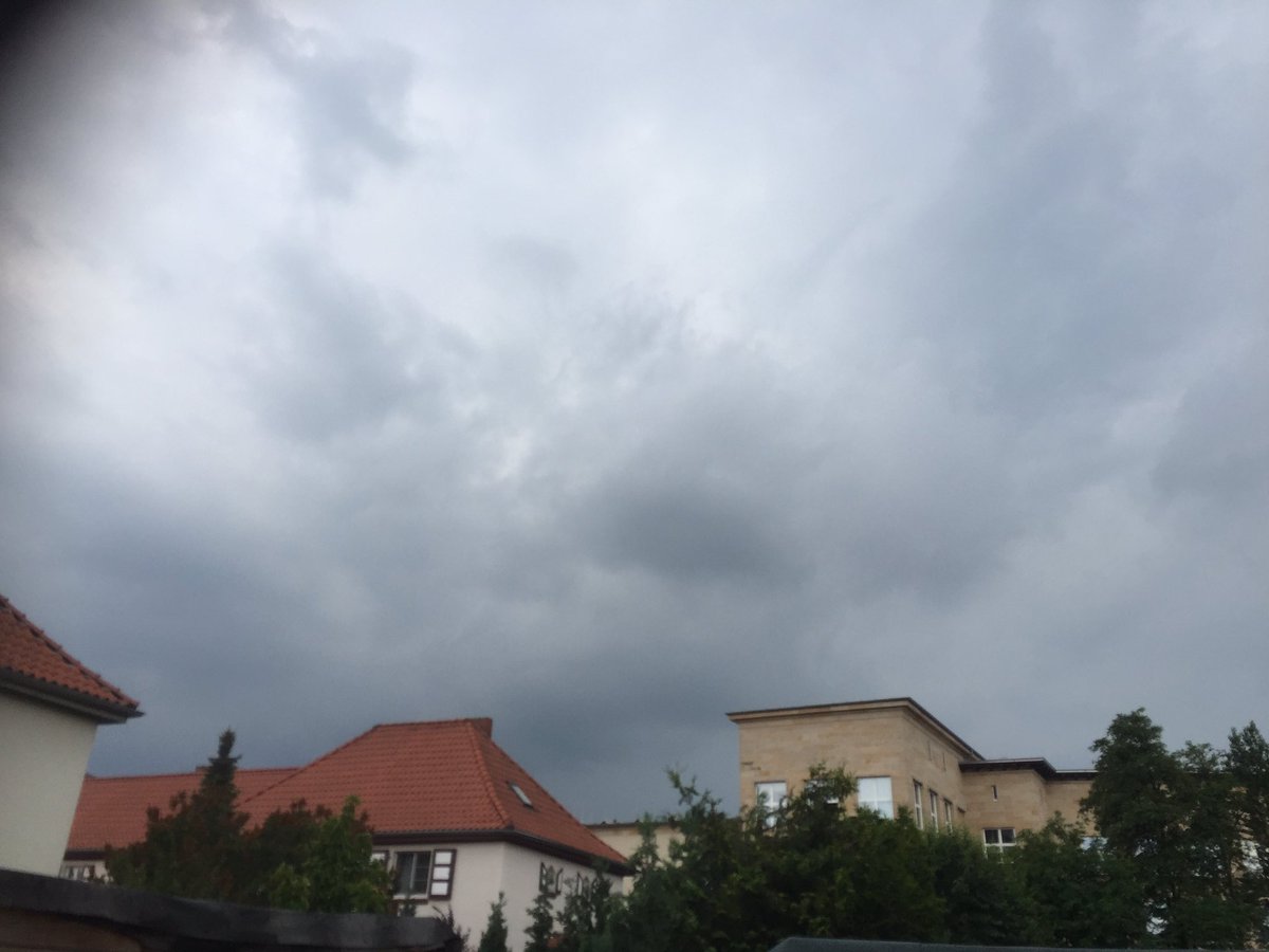 realstormabi's tweet photo. Das #Gewitter rückt mit fast dauerhaften #Donnern an. #wetter #unwetter #donner #bitterfeld-wolfen https://t.co/DxIiEWn7zR