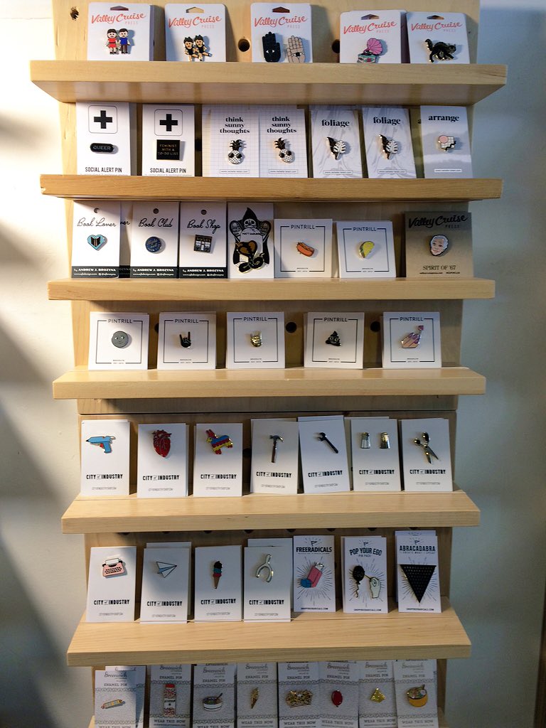 AvivaMaiArtzy's tweet photo. Soo I discovered the @annexvintage pin section today &amp; this is def gonna be a problem for my wallet 💸💸💸 https://t.co/ahcXe0ybqA