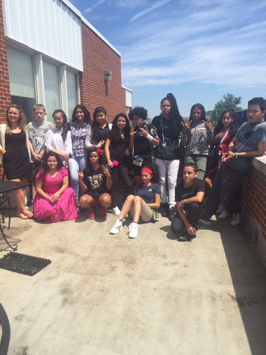 MsMeedersClass's tweet photo. Soaking up every last minute with these incredible 7th graders @LakelandSchool https://t.co/ultgxUtikc