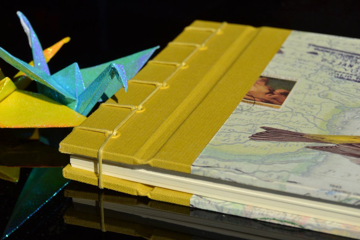 BBookbinding's tweet image. Rilegatura giapponese #japanese #binding #bird #amarillo #blue #bookbinding #brijitt #book #bird #origami #amarillo