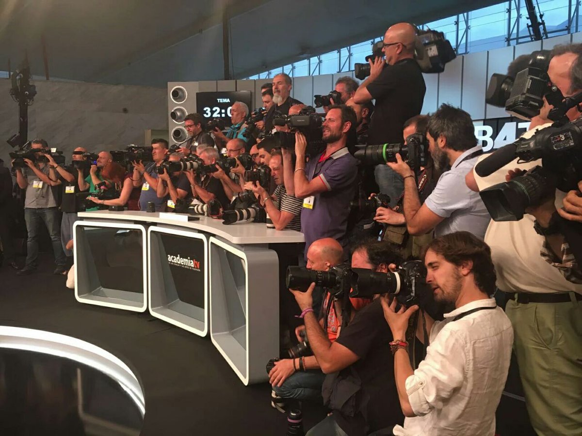 rizlinha's tweet photo. Que botades en falta na foto da cuarta parede do #DebateM4 @peque_esquimal @antiagsendon @rororoadrunner ??? https://t.co/G53MUNpucv
