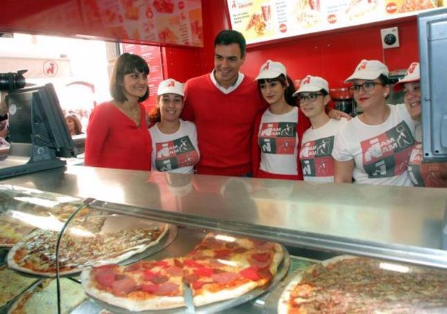 PepeCavite's tweet photo. Pedro Sanchez tiene cara de estar pensado en las pizzicas y servesicas a euro del ÑamÑam 😂 #13JElDebate https://t.co/it8MUZXw6i
