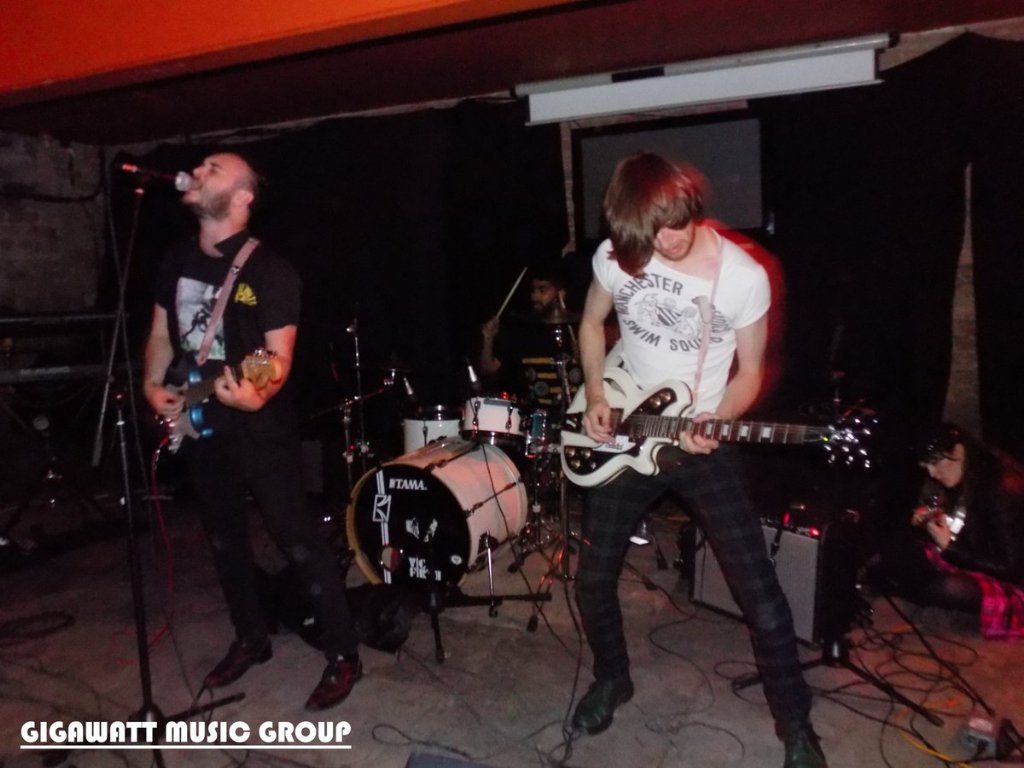 MaddingCrowdUK's tweet photo. 1st photos from #JacksonsPit on Sat supporting @TheRainkings. Thanks to @StaceyGigawatt for these. More to come. https://t.co/SOkEQg167Y