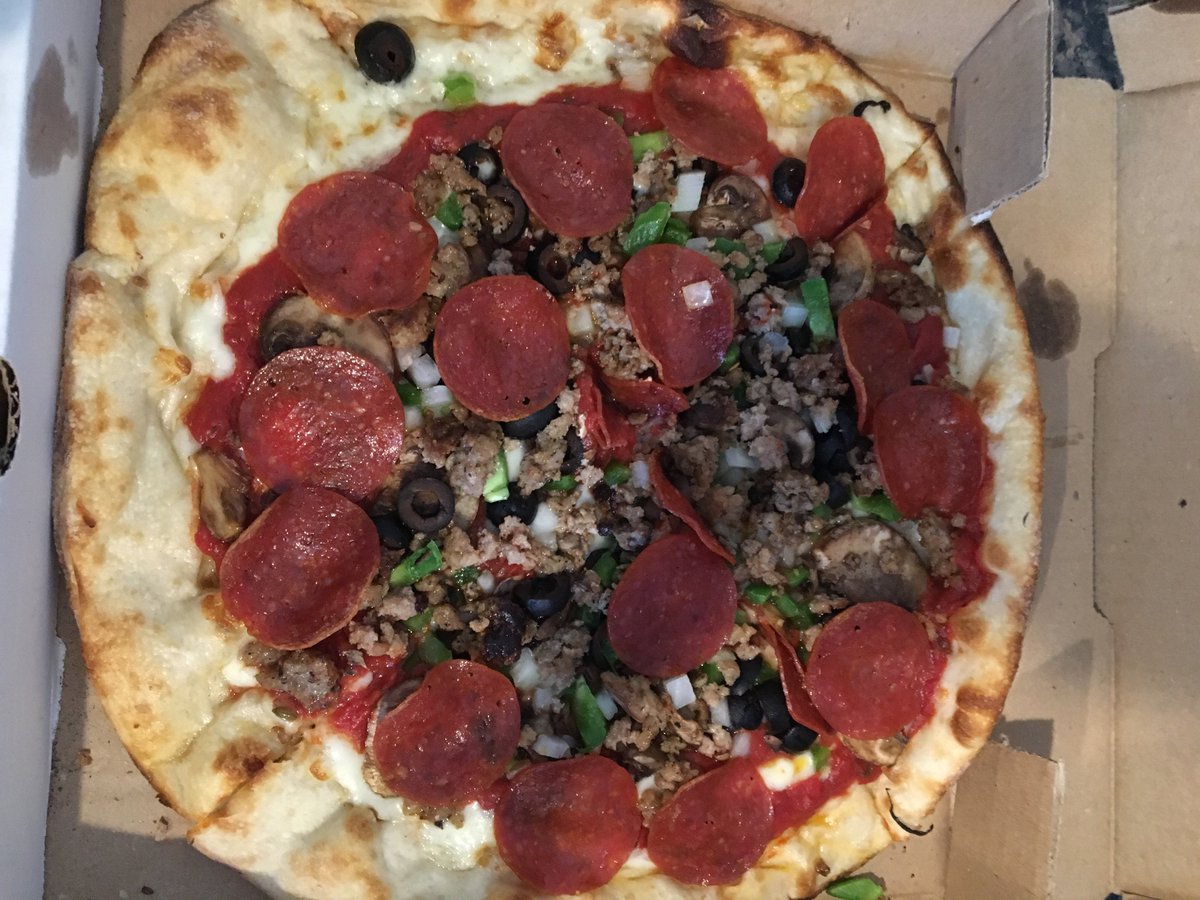 cravely's tweet photo. Pizza pizza ... Veggie, pepperoni , mushrooms , cheese , Hawaiian what's your favorite? #pizza #cravely crave.ly https://t.co/6AIkJvFLKp