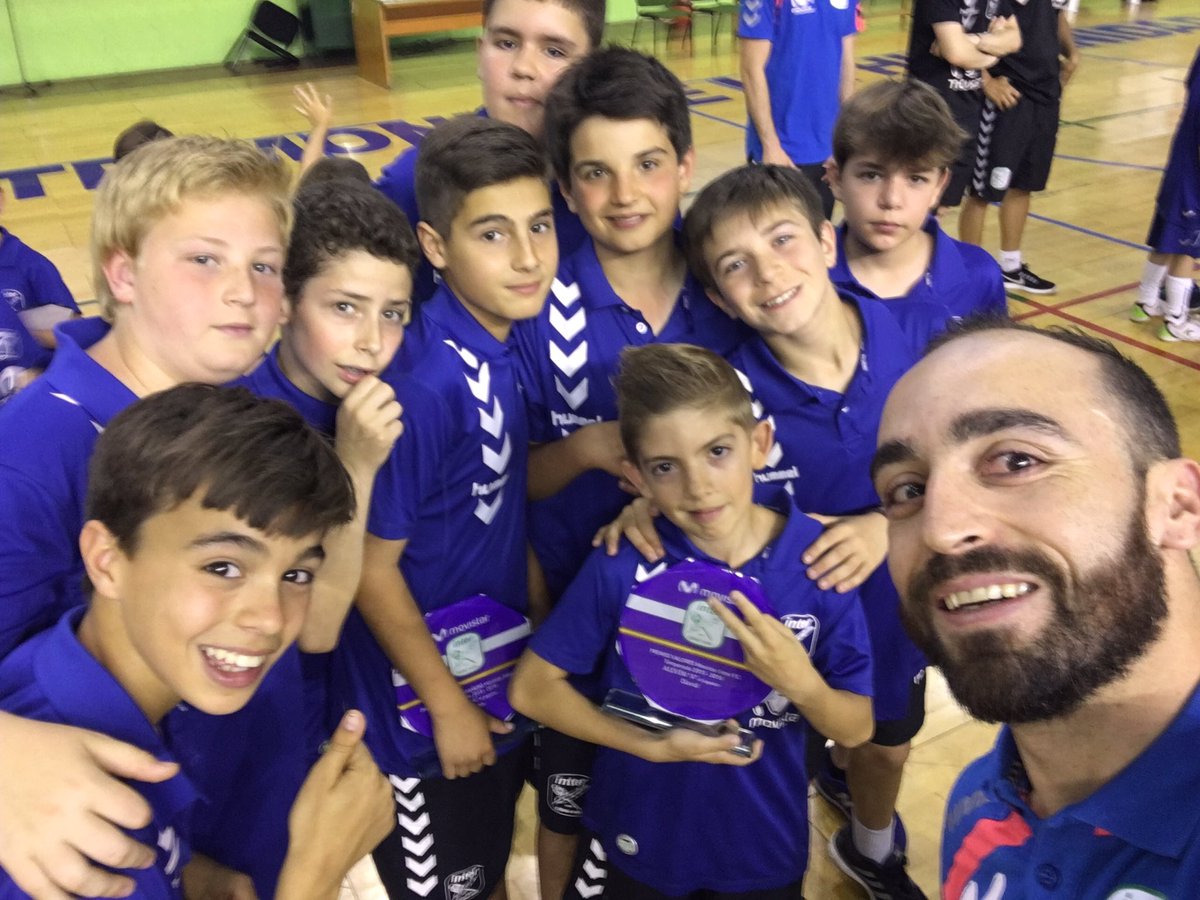 ricardinho10ofi's tweet photo. Con los cracks de alevin "A" de Movistar Inter.. Muy bien campeones.🏆👑🌟 https://t.co/G5ZW4BJrvR