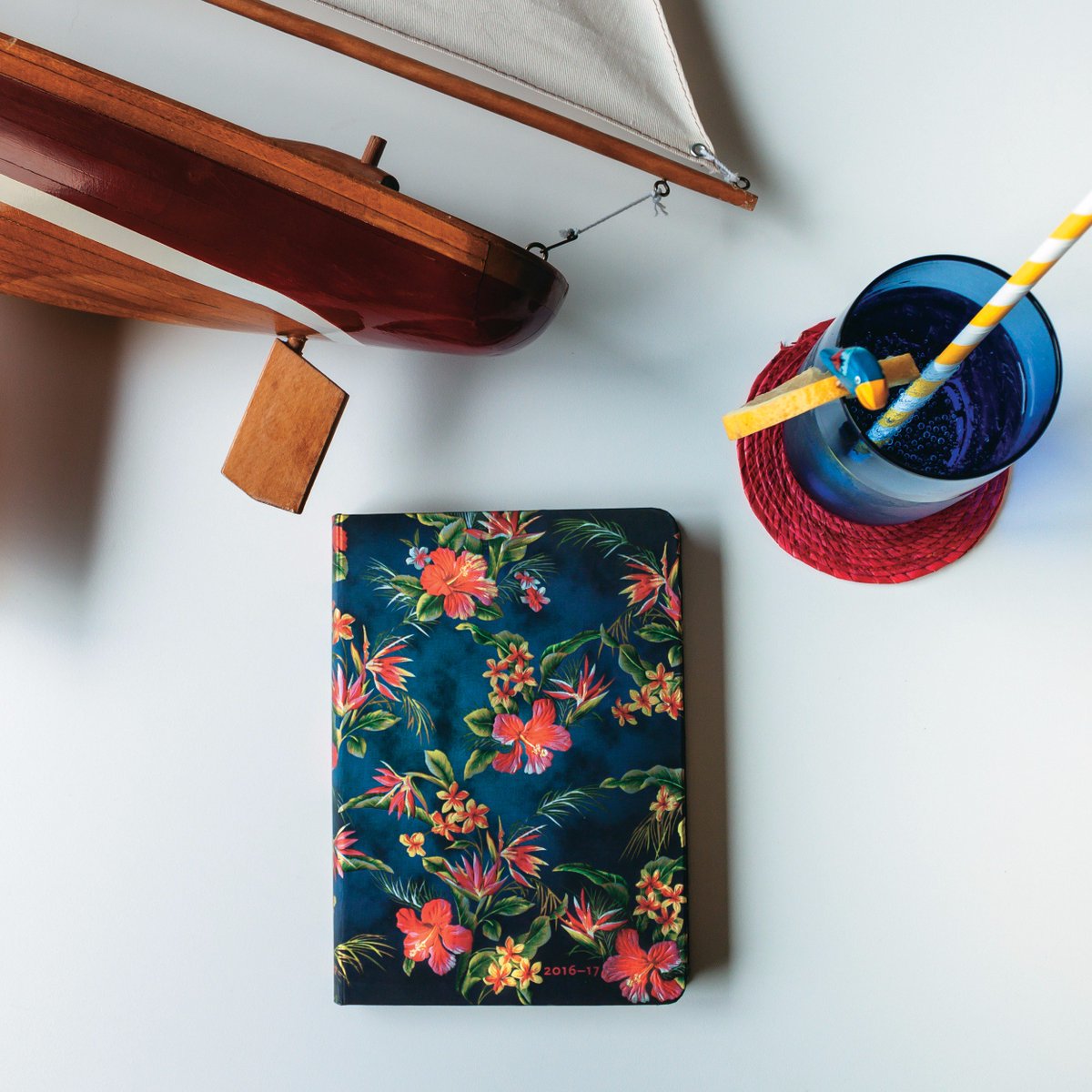 paperblanks's tweet photo. Getting organized in style. #BringOnSummer #18MonthPlanner https://t.co/Oyq3xycNF4
