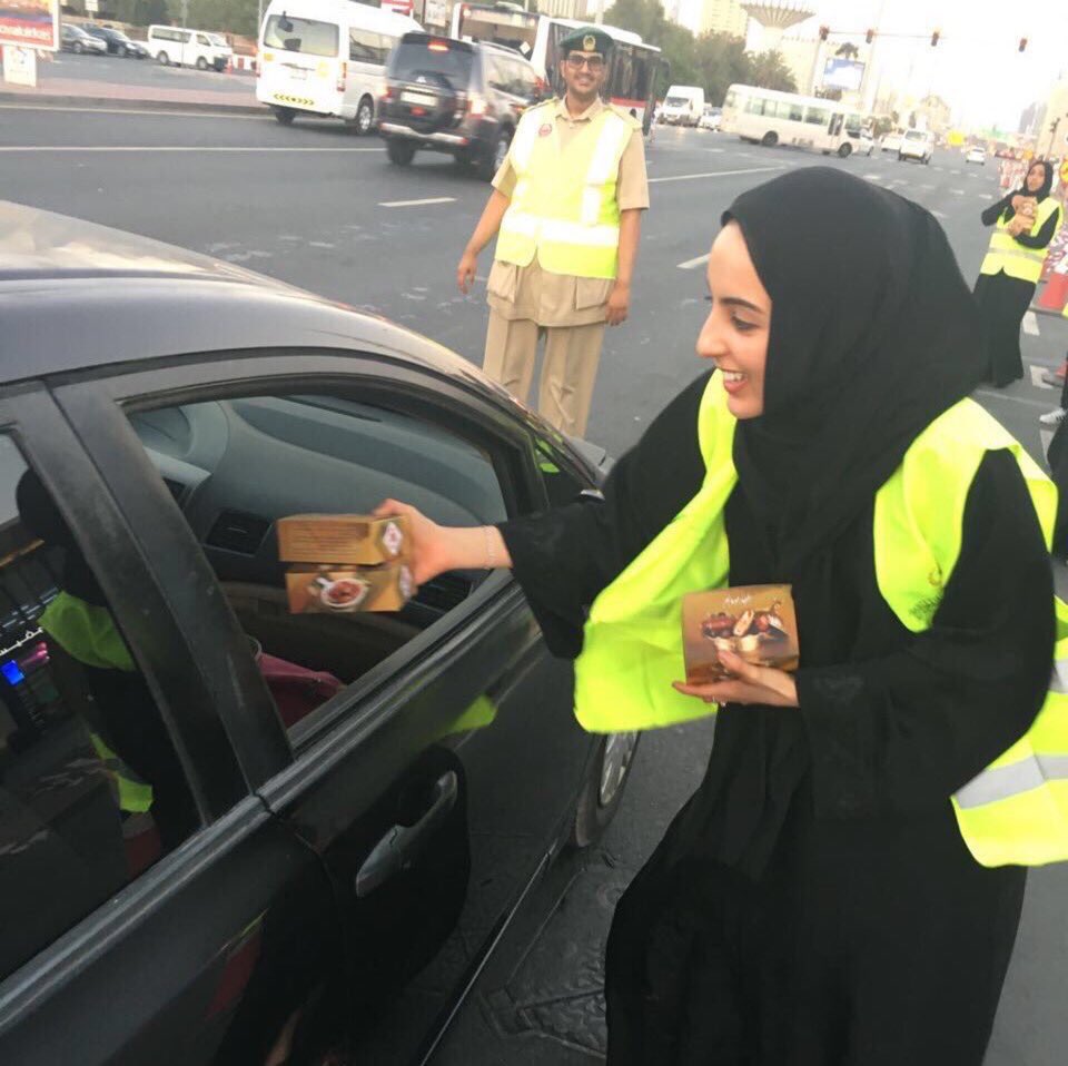#الامارات: شما المزروعي "وزيرة الدولة لشؤون الشباب" توزّع وجبات الإفطار على السائقين في الشوارع 
واحنا ضرب بالنعل