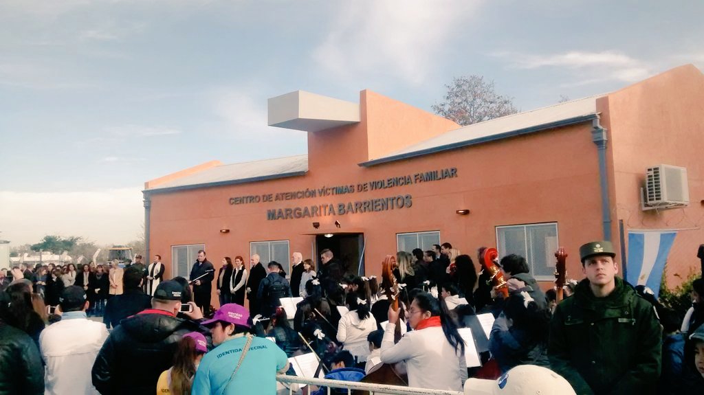 nicoferraro's tweet photo. Un día a pleno voluntariado con el equipo de @JuntosPro en los #Piletones. ¡Gran trabajo de @xoarodriguez! https://t.co/F44D8nW1Aj