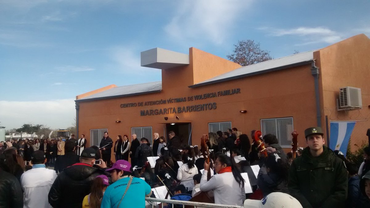 nicoferraro's tweet photo. Un día a pleno voluntariado con el equipo de @JuntosPro en los #Piletones. ¡Gran trabajo de @xoarodriguez! https://t.co/F44D8nW1Aj