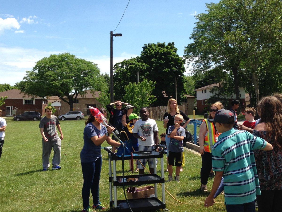 kimaroch's tweet photo. @WestviewFreedom hosting Gr. 6 Westgate students for bottle rockets! #outdoorfun https://t.co/pQtCB4lMxH