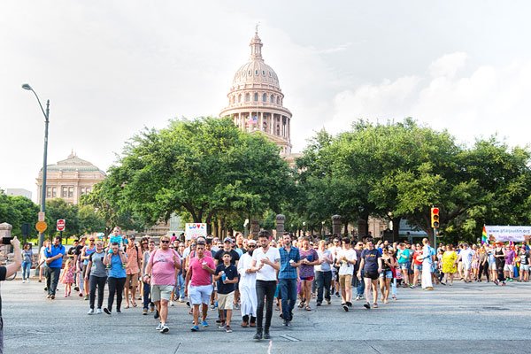 AustinChronicle's tweet photo. Hundreds gathered to remember the victims of the tragedy in Orlando. 
PHOTO GALLERY: https://t.co/jVv0Pd8DSj https://t.co/AolnnR8Gfd