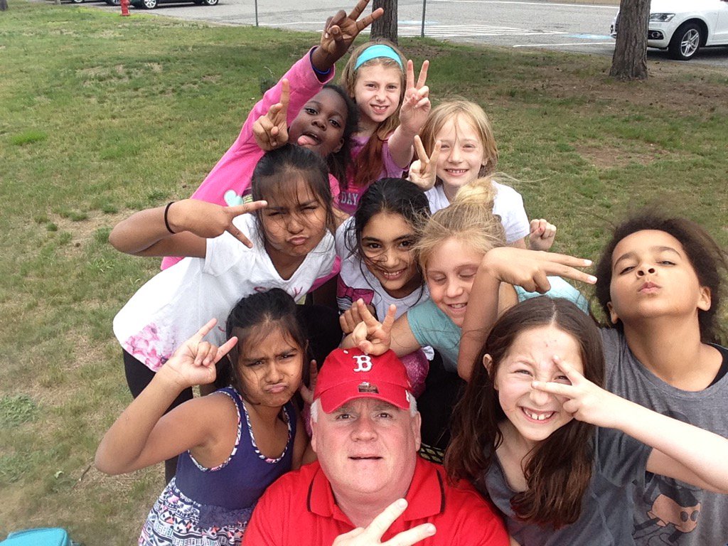 Thanks to my Neighborhood friends for my new hat and for the wonderful lunch outside!
#great kids
#Mindess memories