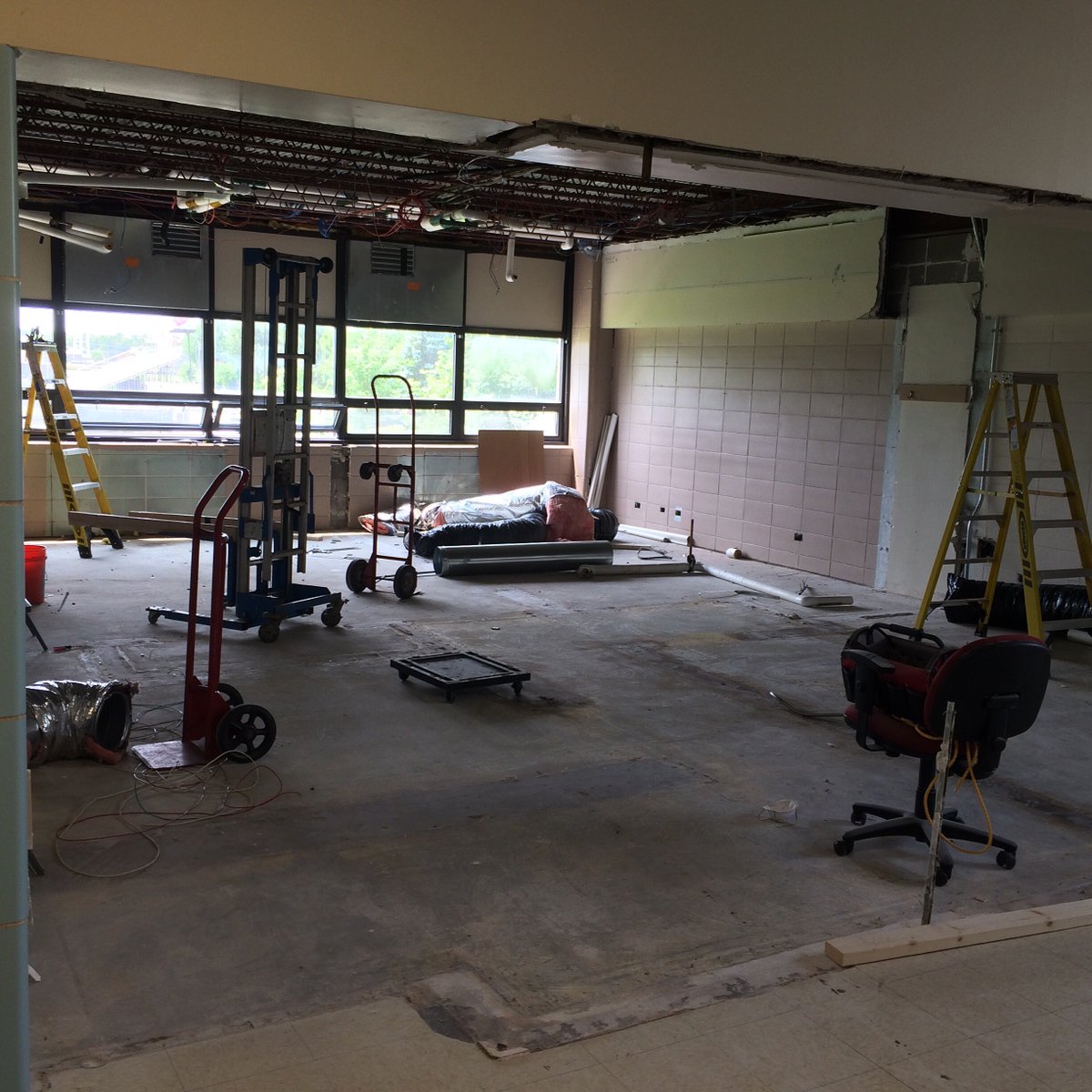 BenetRedwings's tweet photo. Old SG office getting prepared to be turned into a new classroom. #continuallygrowing https://t.co/uxpvhpZSgC
