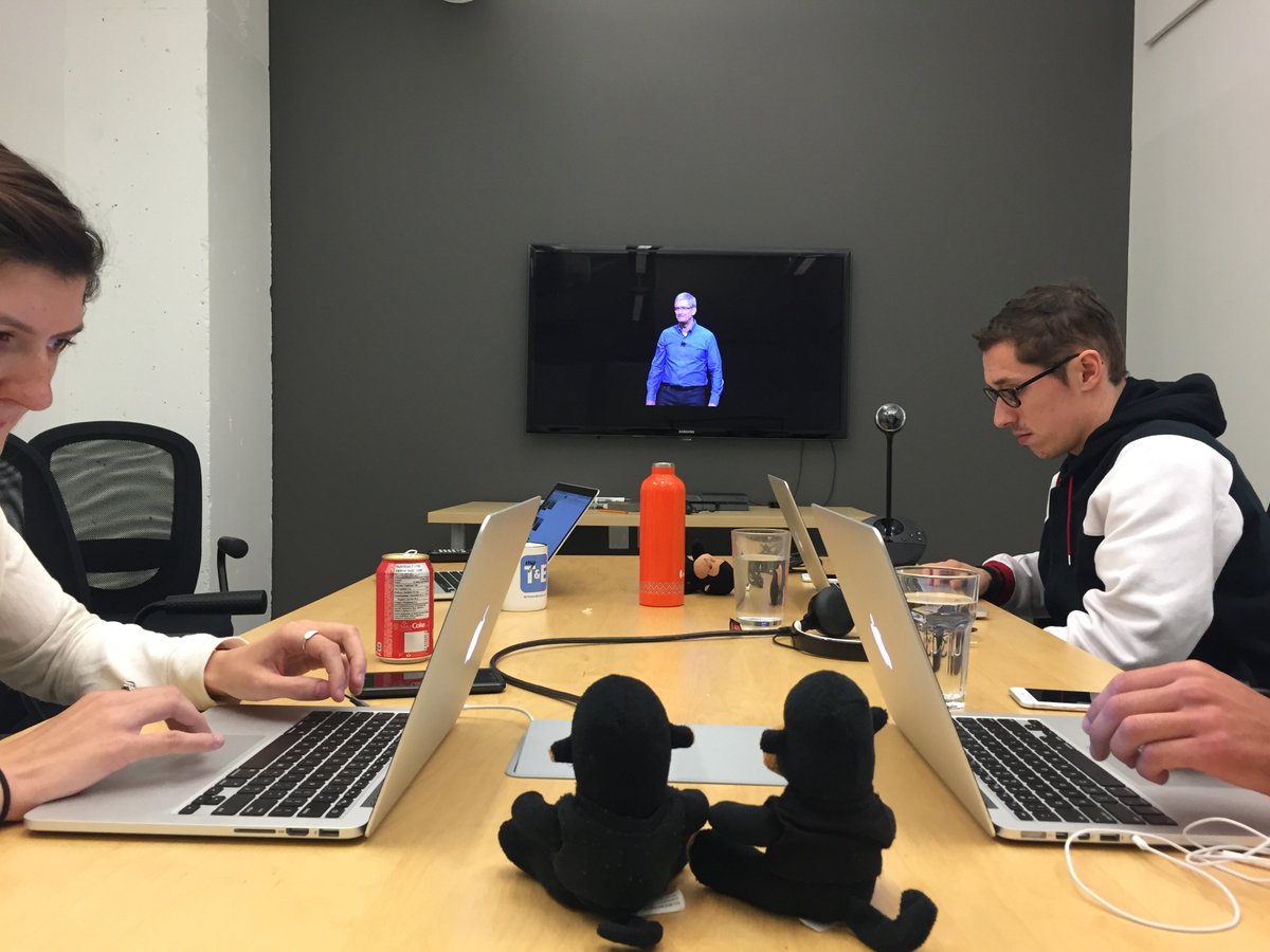 apcurium's tweet photo. L'équipe Apcurium regarde la conférence #WWDC2016 #ios https://t.co/QnUl38Pdng