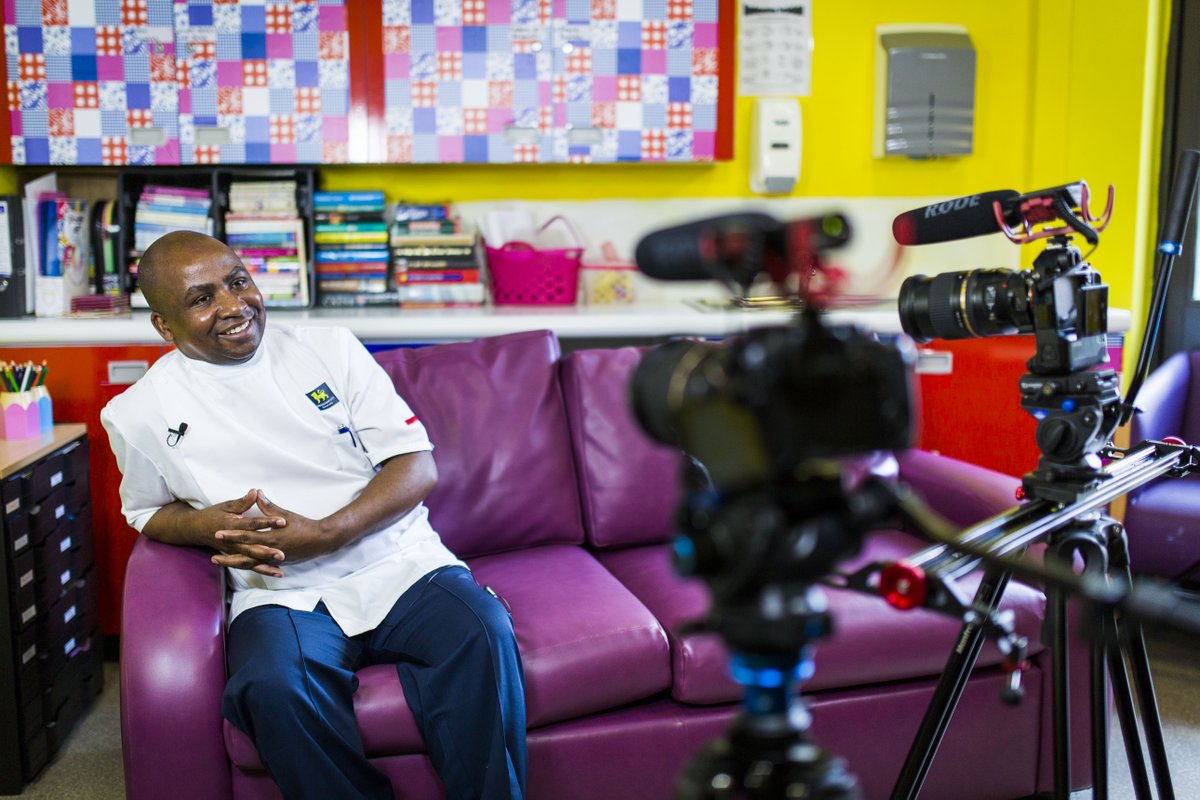 We love whoever designed the colour scheme for this room. It looks fantastic on camera!