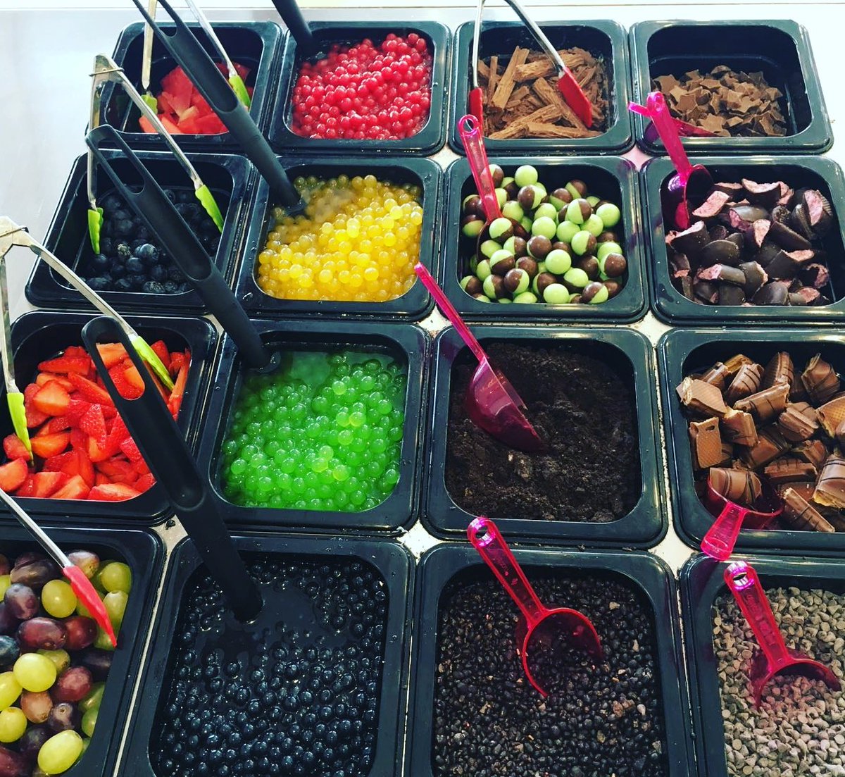 YoggieBerrie's tweet photo. #ToppingStationStrong #FroYo #IceCream #pobbles #ruffles #strawberries #blueberry #nuts #mintaero #grapes #chocolate https://t.co/CY6qKS9row