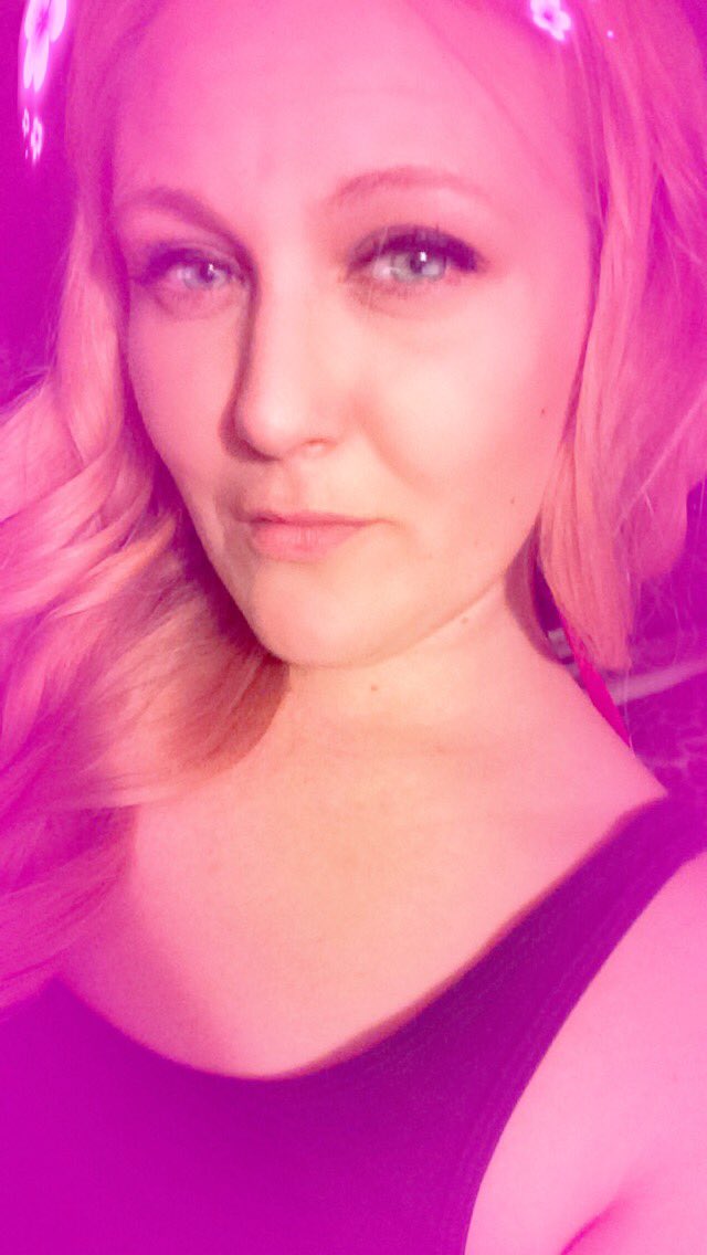 BABEEGREYIZ's tweet photo. In remembrance of my mom I'm going with pink hair this summer #FUCKCANCER https://t.co/fqPWlwMNzz