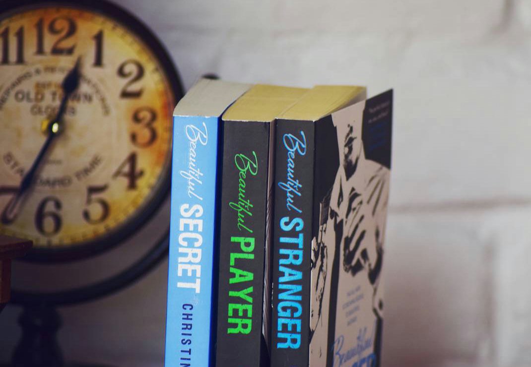 eyeinbookland's tweet photo. ¡Feliz lunes! Día 12 del reto #colorbookchallenge colores pasteles: lecturas ligeras ¿Cómo va su día? #bookblogger https://t.co/NaO2SFgcCg