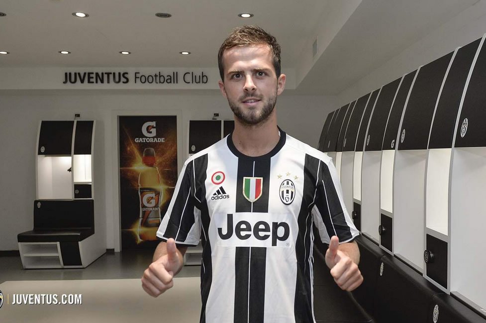 juvefcdotcom's tweet photo. Juventus paid €32m to sign Pjanic who joins on a 5-year contract - He'll earn €4.5m a season. https://t.co/bjvnYLw49m