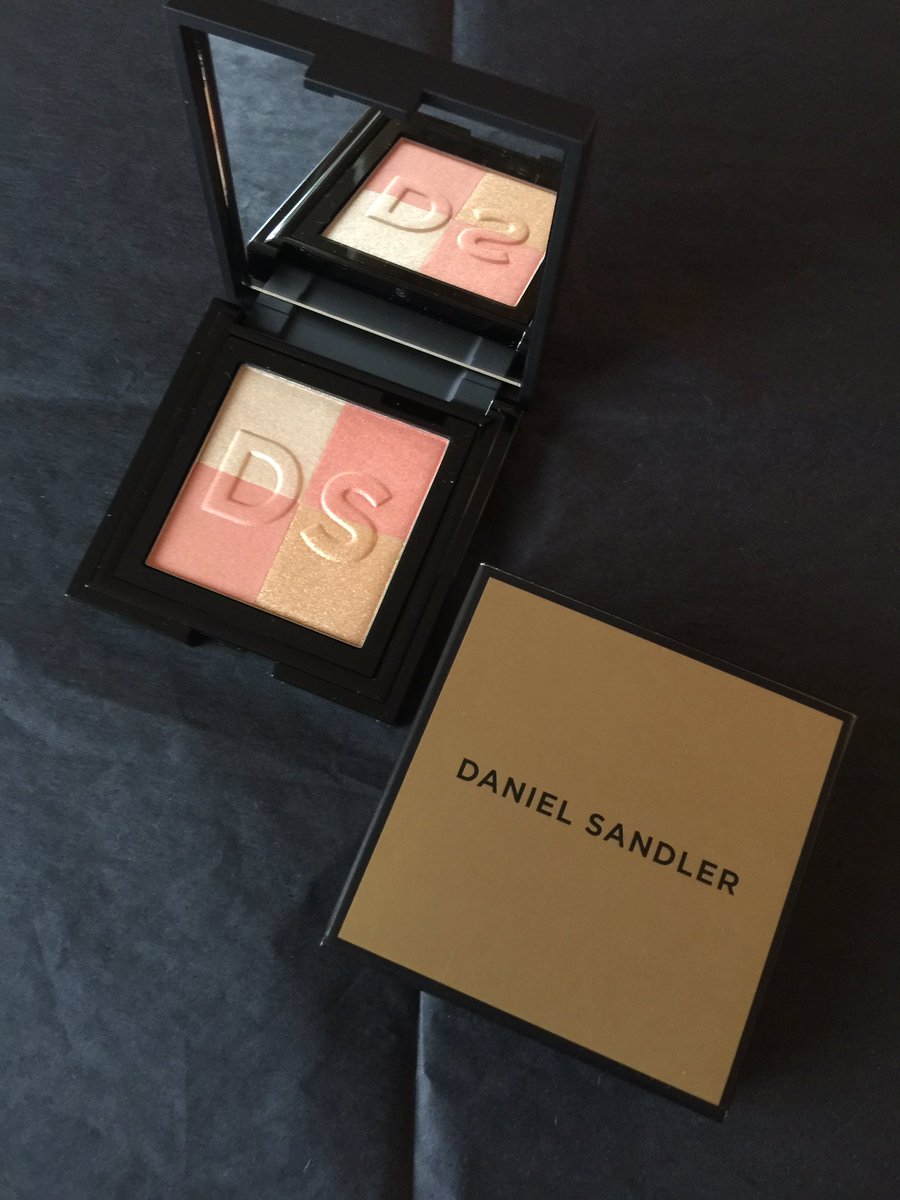 byMaryGreenwell's tweet photo. What a beautiful shimmer palette by @danielsandler 🌸💕 https://t.co/EqtSyfYiww