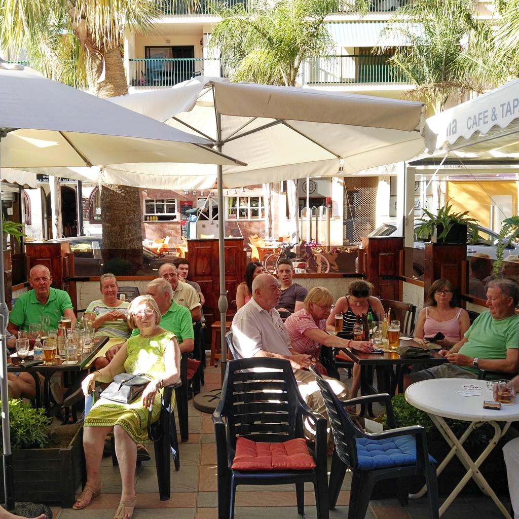 NUESTROS IRLANDESES APOYANDO SU SELECCIÓN #fuengirola #ireswe