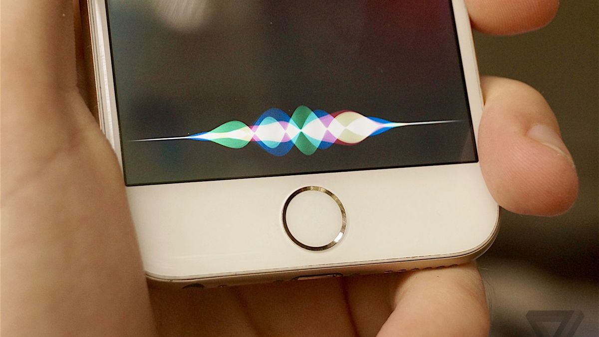 verge's tweet image. Apple opens up Siri to app developers theverge.com/2016/6/13/1191…