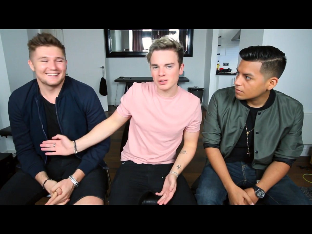 elliespoors's tweet photo. @Jack_Maynard23 IM LAUHJNG AT MIKEY TRYING TO RAP HAJSJDJDJ https://t.co/FcJMzN05AR