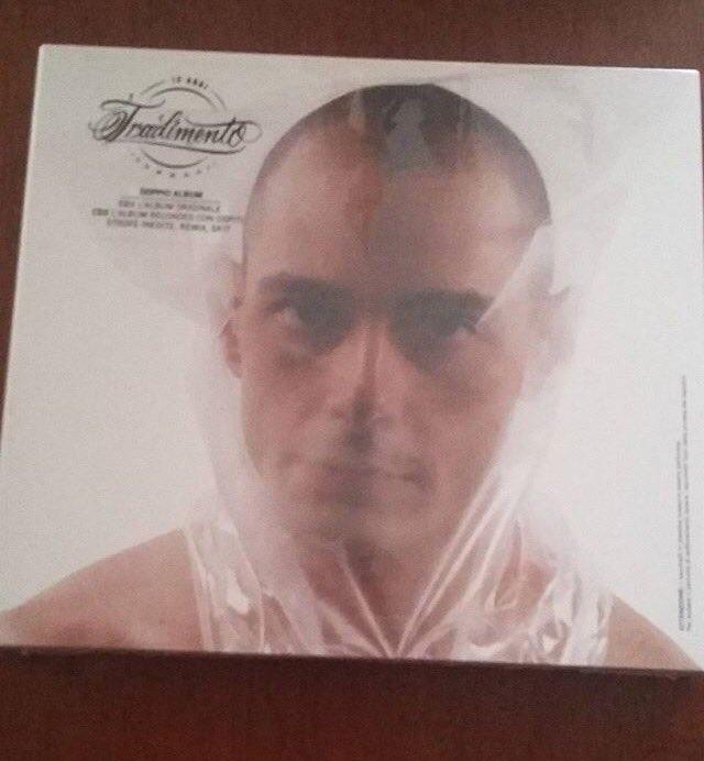 Francesco_Twee's tweet photo. Dopo 10 ancora applausi per Fibra 👏🏻👏🏻👏🏻👏🏻 @FabriFibra #tradimento #10annidopo #fibroga https://t.co/bP6Emqucp3