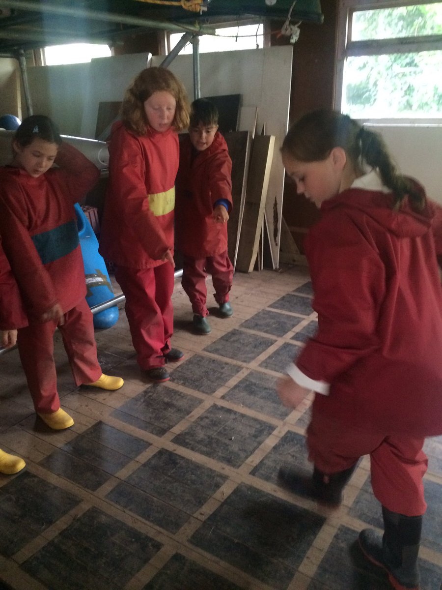 PembrokePrimary's tweet photo. #invisiblemaze #bonding #teamwork #hilston #teamB https://t.co/J3rMjR83lU