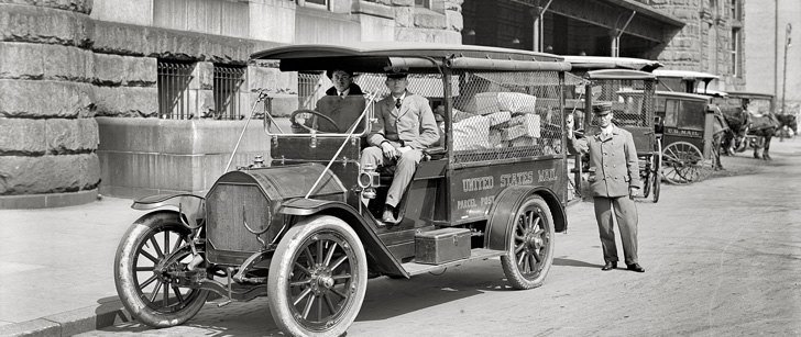 LeMondeHistoire's tweet photo. 13 juin 1920 : Les postes américaines décrètent qu'un enfant ne peut être envoyé par colis postal. https://t.co/3LicdGfMwy