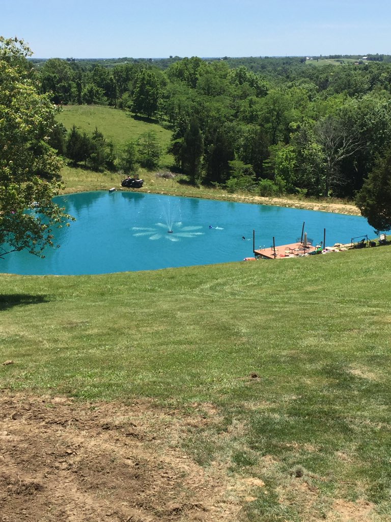 JacqalynnRiley's tweet photo. Feeding time & our view from the back porch! @bigred_riley @ThankYouMom @MotherAndBaby #rileyfarms https://t.co/RiJhVUXr6b