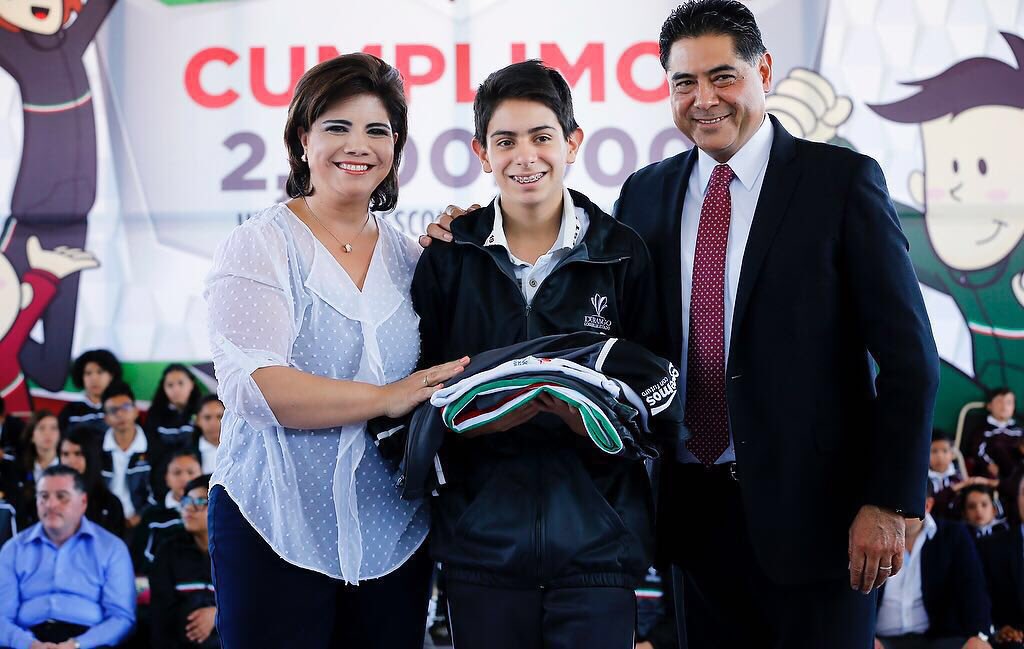 JHerreraCaldera's tweet photo. Hoy arrancamos la entrega de útiles y uniformes escolares gratuitos para el Ciclo Escolar 2016-2017. https://t.co/BNeUrEm7pC
