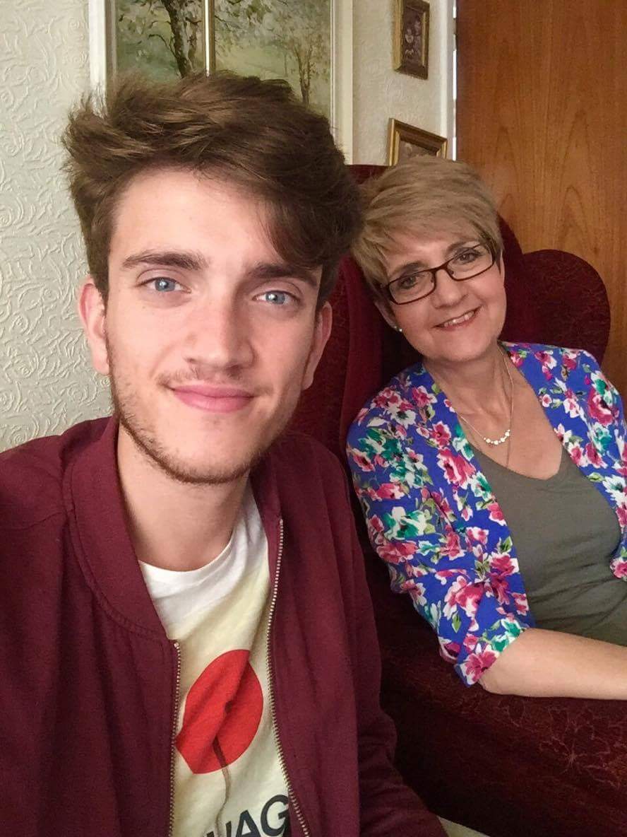 barb_davies's tweet photo. Last night of having son at home before he moves to Dubai permanently tomorrow😞 https://t.co/h5ksd13Uf8