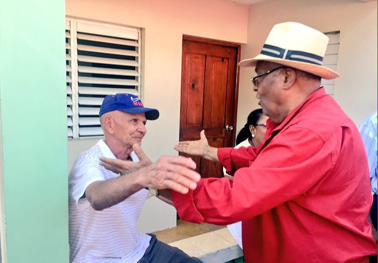 mcastro9899's tweet photo. Su sencillez y humildad lo mantienen como el preferido #MaximoCastroPresidente @DiputadoRD Camara de diputados https://t.co/PY8U8G9mEi