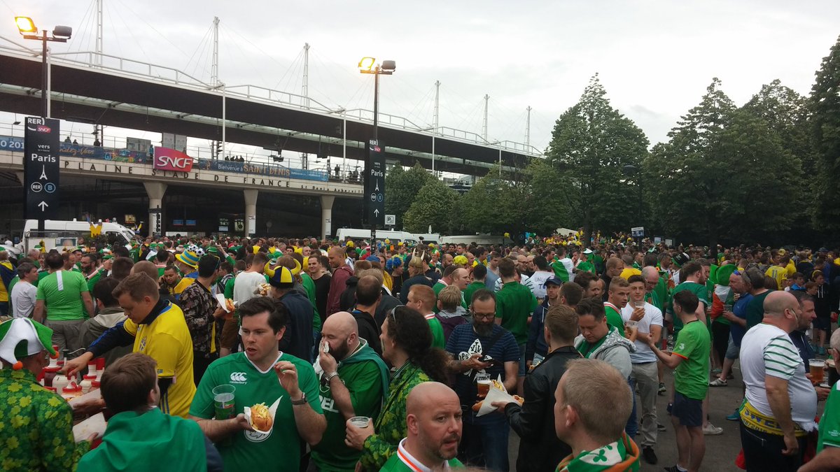 GG_Taofeus's tweet photo. Un #Euro2016 qui se passe bien, ça ressemble à ça #IRLSUE #SWE #EIRE https://t.co/yjzEuFI7JI