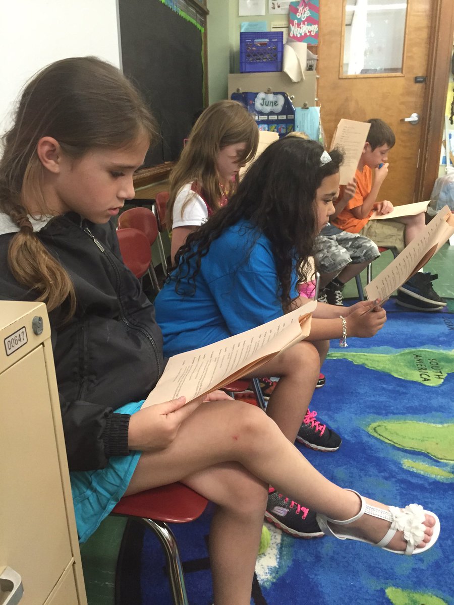 ewhitehouse09's tweet photo. Students are loving readers theatre in room 12! #secondgradeisfun #mtps #fluentreading @OceanAveSchool https://t.co/dYKUNDeCNy